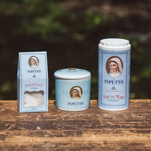 INPETTO - Fior di Sale im Porzellantöpfchen - feinkostinpetto - Delikatessen, Feinkost, feinkostinpetto, Fior di Sale, Fleur de sel, inpetto, inpetto-feinkost, inpettofeinkost, Mediterrane Küche, Salz - inpetto.shop inpetto feinkostinpetto